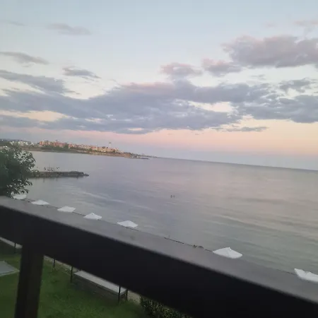 Апартаменты Charming At The Seaside